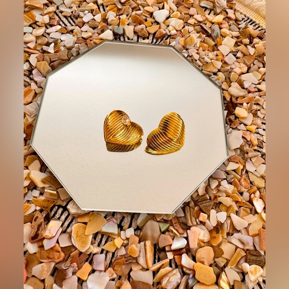 Ribbed Gold Heart Earrings - Picture 5 of 5